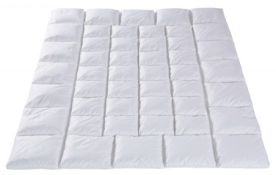 Одеяло CLIMACHANGE  Одеяло на все сезоны: с одной стороны зимнее, с другой летнее. Наполнитель 100% гусиный пух, покрытие швейцарский батист